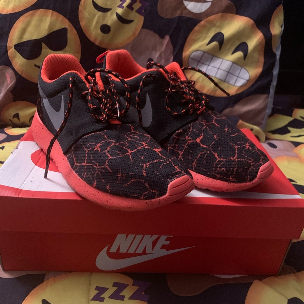 Youth sz 6.5 Nike Roshe One sneakers worn one time